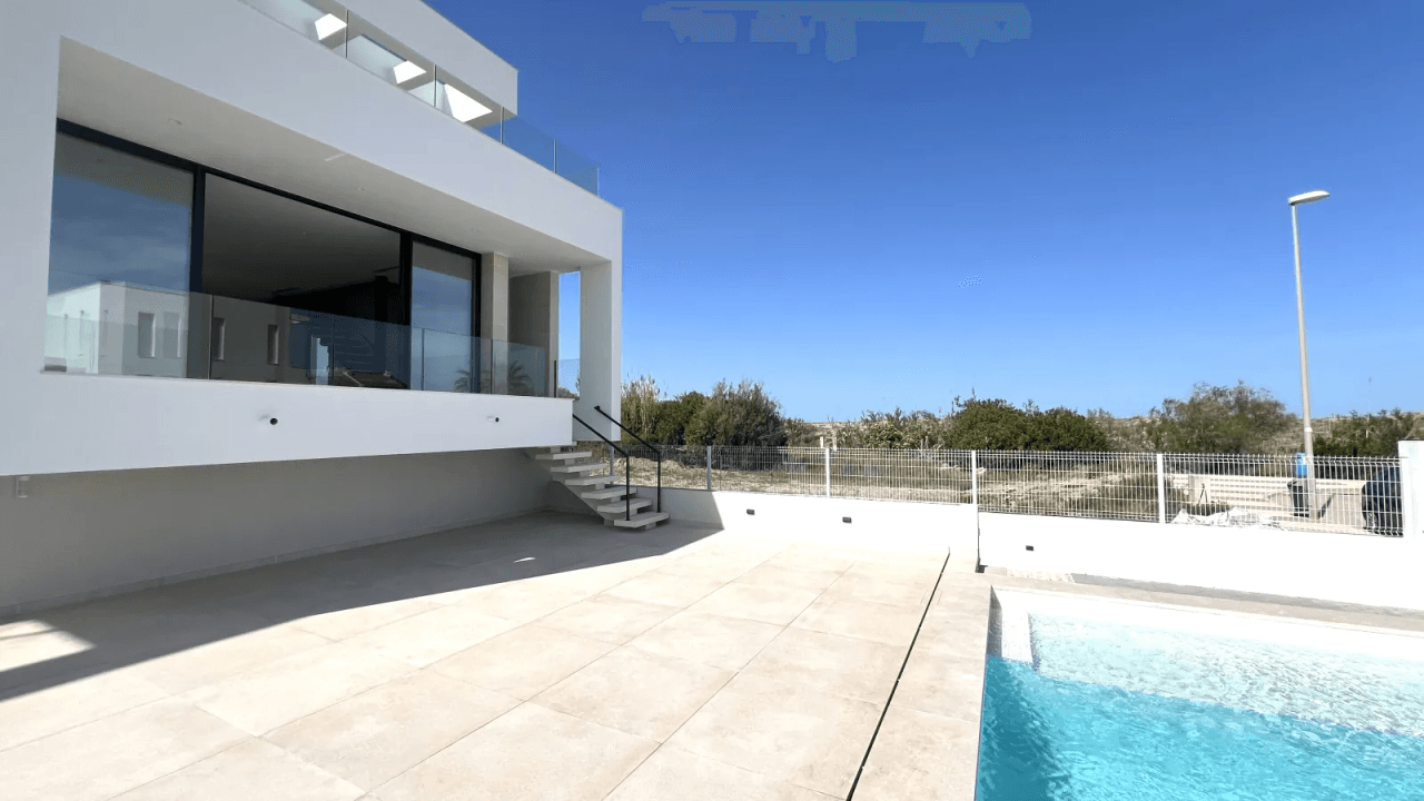 Villa de lujo de nueva construcción con acceso directo a la playa a poca distancia del puerto y del campo de golf.