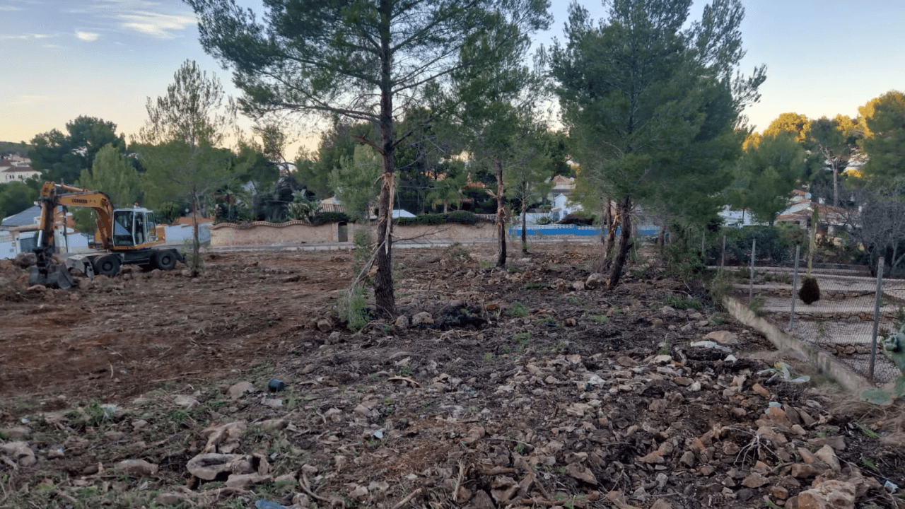 Sehr schönes Neubauprojekt im Ibiza Stil auf einem großen flachen Grundstück in Denia