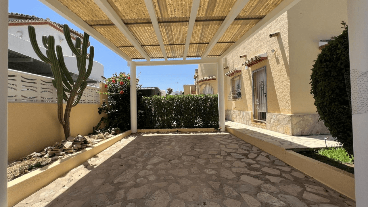 Sehr gepflegte Villa in ruhiger Wohnlage mit Privatpool in Meernähe
