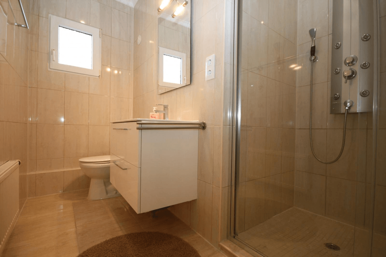 chöne Villa mit vielen Extras, 3 Schlafzimmer, 2 Badezimmer, Wintergarten, BBQ, Außendusche, Klima, Zentralheizung u.v.a.m.