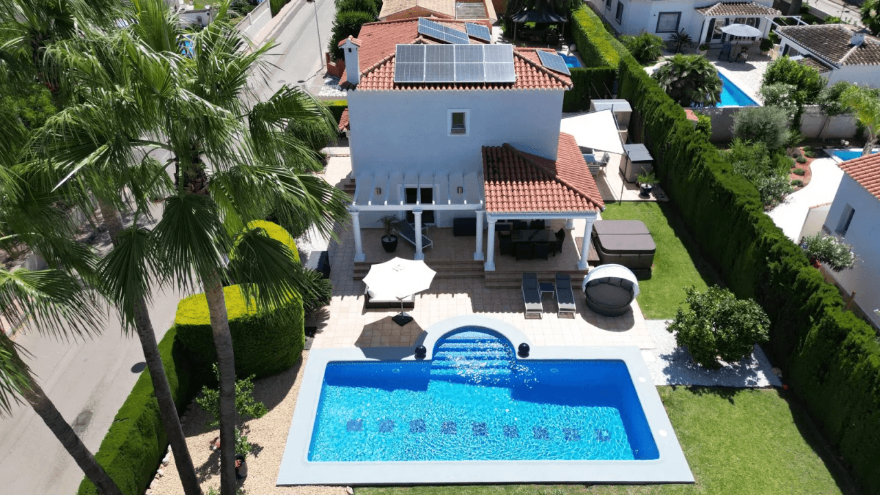 Meernahe Villa in Els Poblets mit Salzwasserpool und großem Grundstück, 3 Schlafzimmern, Gas-Zentralheizung und Zentral-Klimaanlage.