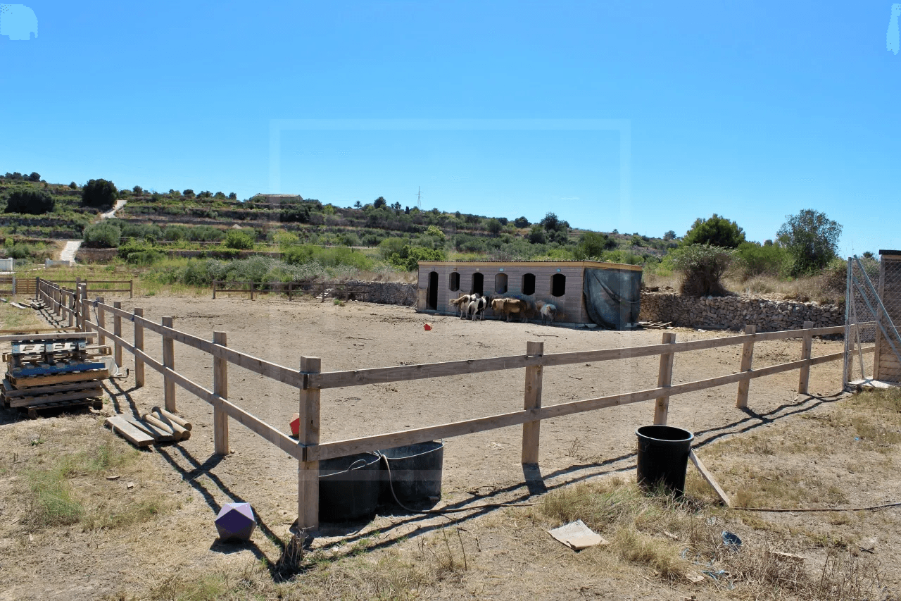 Terreno con caballerizas en venta en Benissa