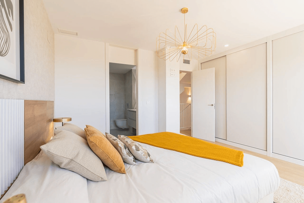 Maisons mitoyennes avec 4 chambres, 3 salles de bains, WC invités, vue sur la mer, climatisation, place de parking et piscine commune
