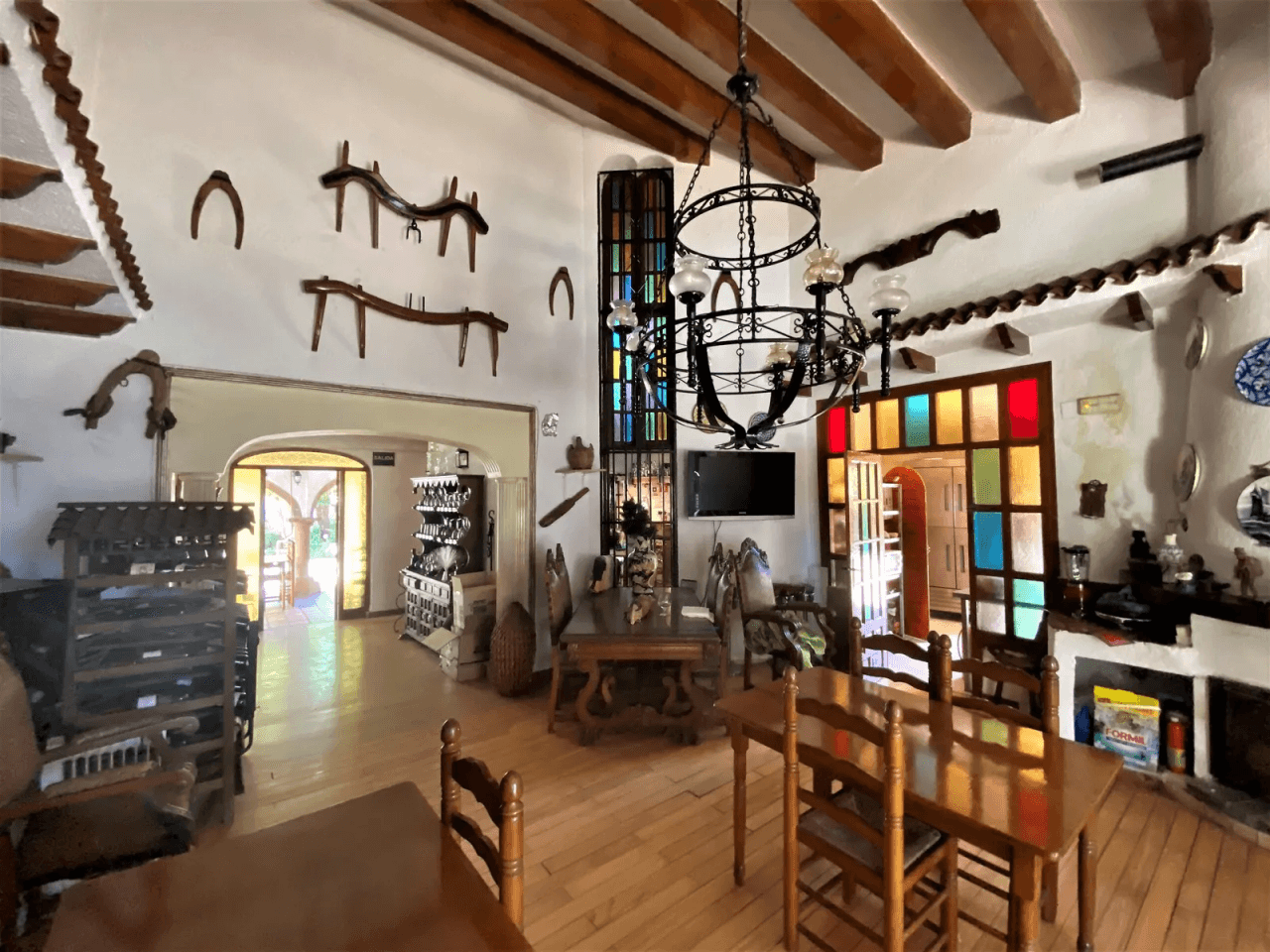 Restaurant avec piscine, grand terrain en excellent emplacement, maison, garage et plus.