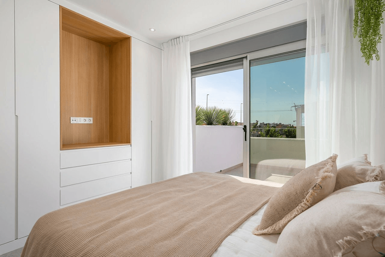 Villas de dos plantas con 3 dormitorios, 2 baños, preinstalación aire acondicionado y piscina privada en el campo La Serena Golf
