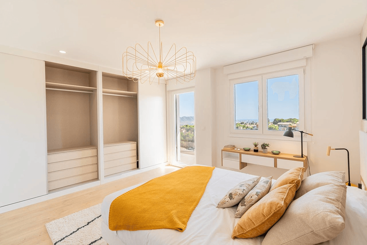 Maisons mitoyennes avec 4 chambres, 3 salles de bains, WC invités, vue sur la mer, climatisation, place de parking et piscine commune
