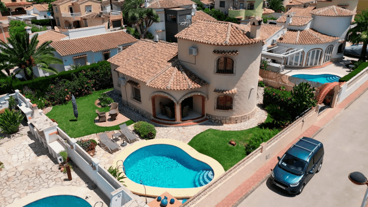 Sehr gepflegte Villa, ruhig und sonnig, nur 500 Meter zum Meer