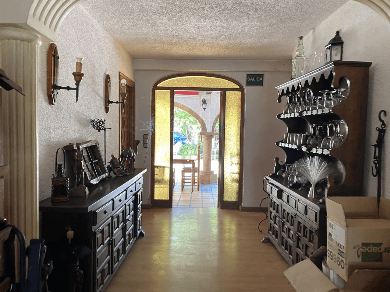 Restaurant avec piscine, grand terrain en excellent emplacement, maison, garage et plus.