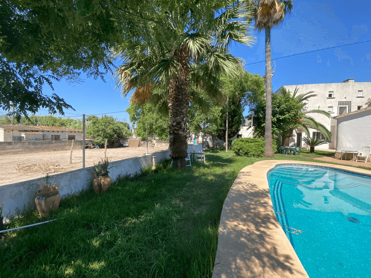 Restaurant avec piscine, grand terrain en excellent emplacement, maison, garage et plus.