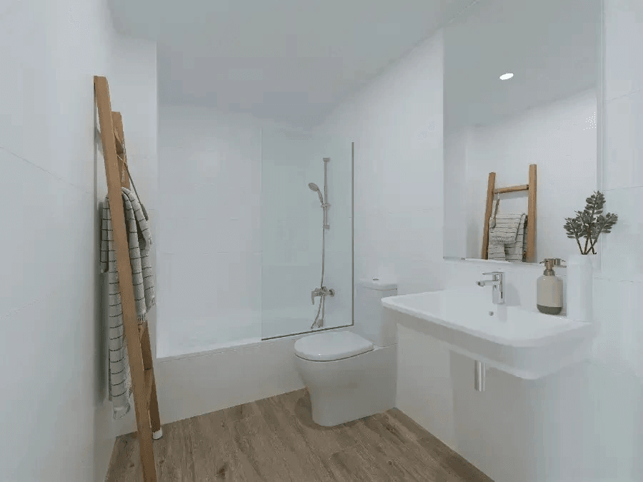 Appartement neuf exclusif de 3 chambres avec piscine, place de garage et débarras