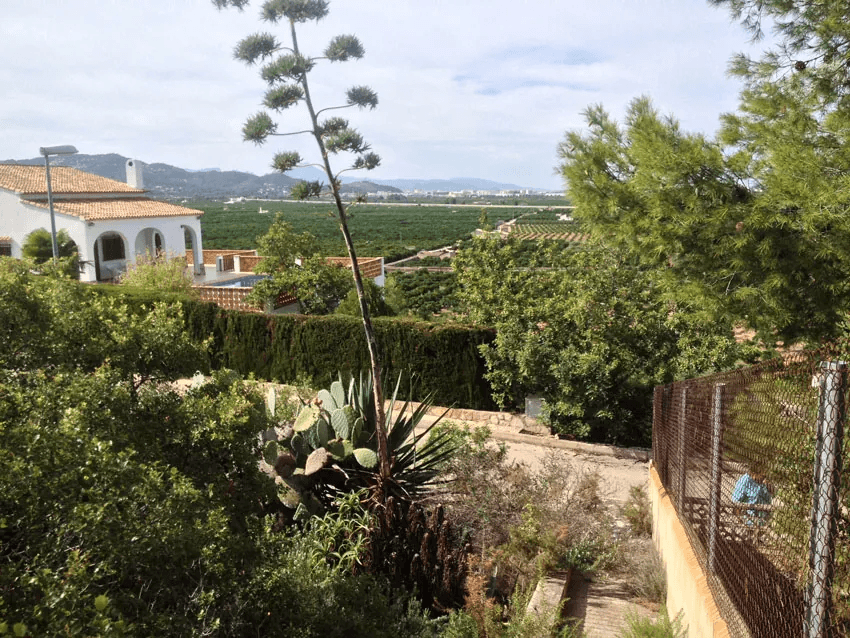 Parcela de construcción en Oliva, cerca de Font Salada, en una ubicación elevada con vistas panorámicas.