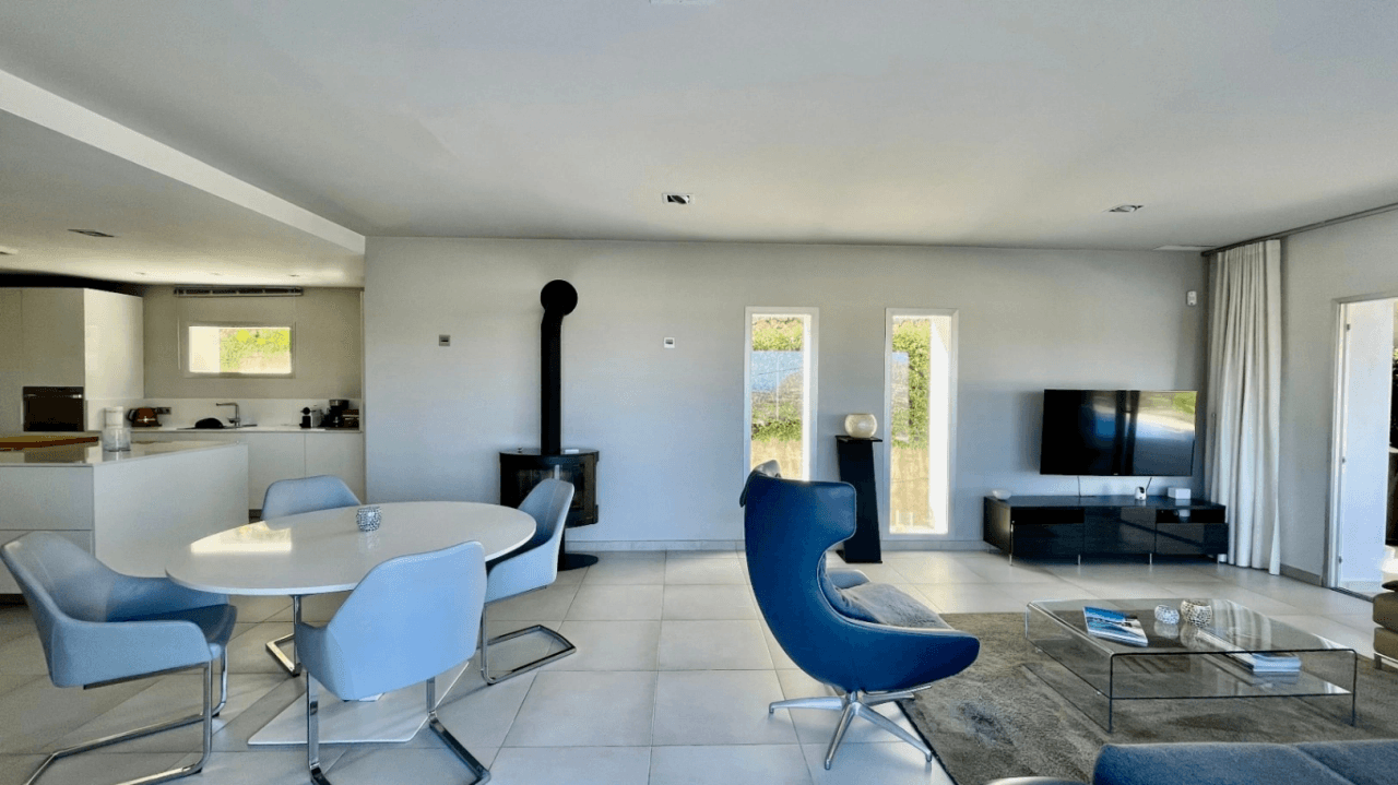 Villa zu verkaufen in Orba: Minimalistischer Luxus mit fantastischer Aussicht
