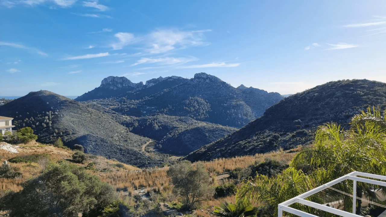 Villa muy bien cuidada de 4 dormitorios con piscina en una impresionante ubicación panorámica en Rafol del Almunia