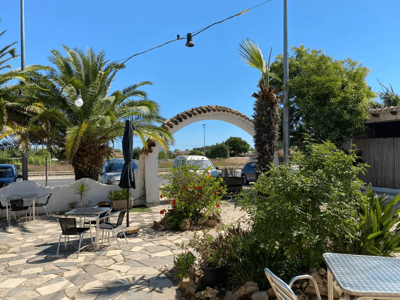 Restaurant avec piscine, grand terrain en excellent emplacement, maison, garage et plus.