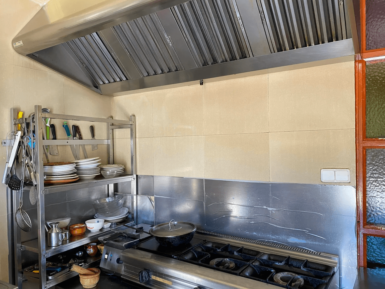 Restaurant avec piscine, grand terrain en excellent emplacement, maison, garage et plus.