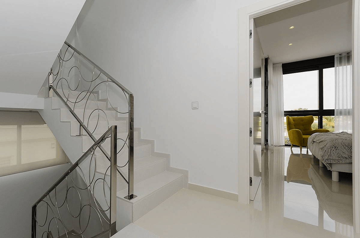 Villas exclusives avec 3 - 4 chambres à coucher, 2 salles de bains, W.C., toit-terrasse et piscine privée à seulement 600 m de la plage