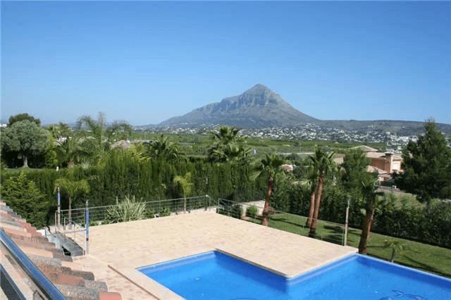 Villa de luxe en parfait état, avec piscine débordante, appartement d‘invité, FH, vue mer, garage et beaucoup plus.