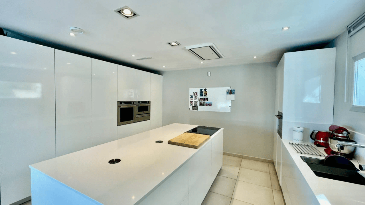 Villa zu verkaufen in Orba: Minimalistischer Luxus mit fantastischer Aussicht