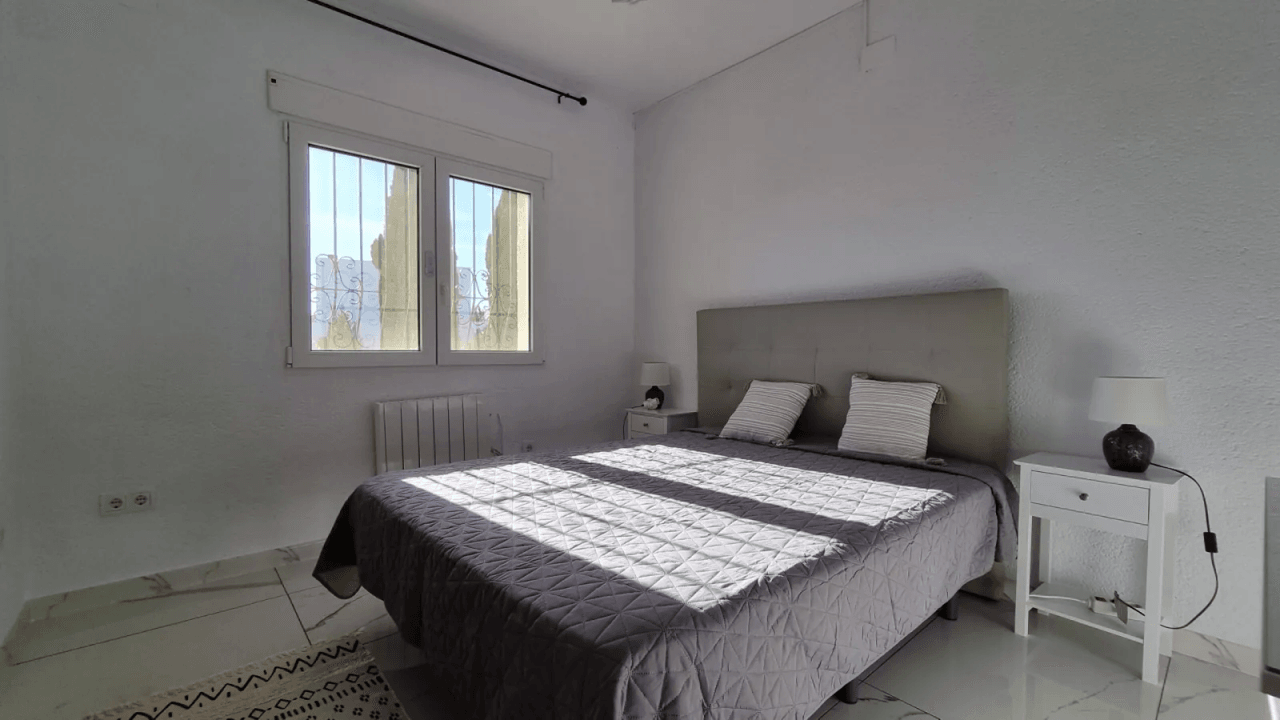 Villa muy bien cuidada de 4 dormitorios con piscina en una impresionante ubicación panorámica en Rafol del Almunia