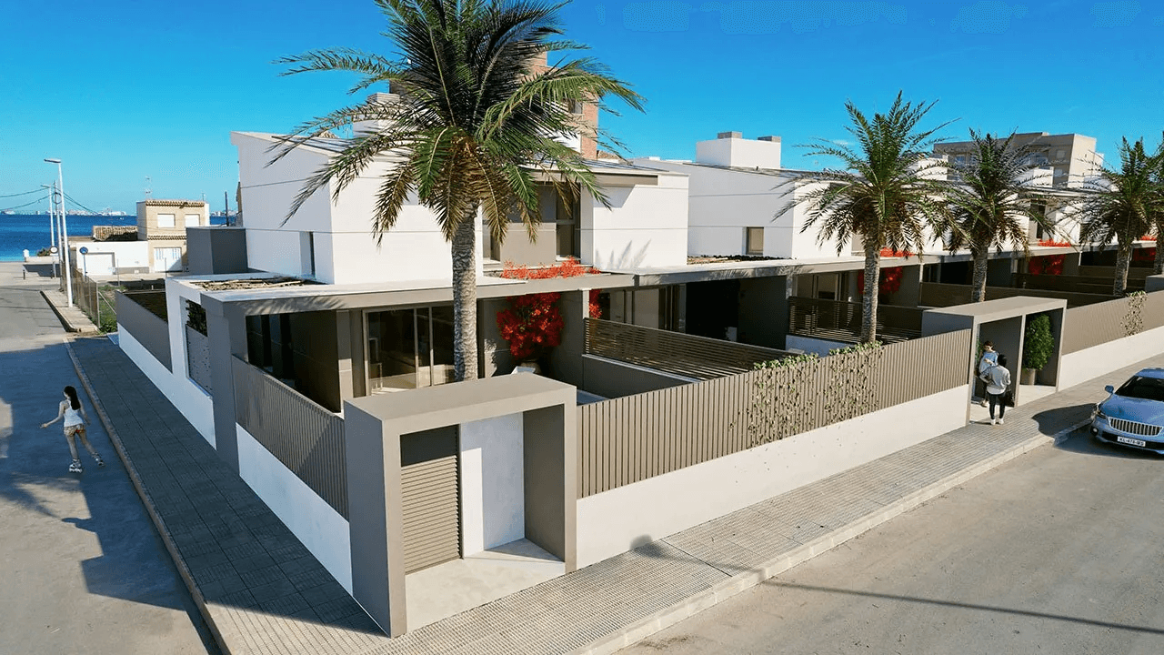 Villas jumelées avec 3 chambres, 3 salles de bains, terrasse sur le toit, pré-installation de la climatisation et piscine privée