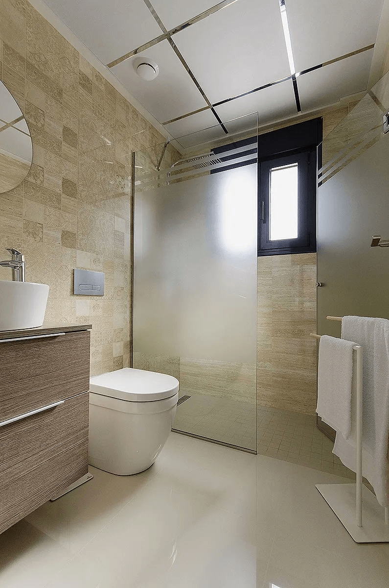 Villas exclusives avec 3 - 4 chambres à coucher, 2 salles de bains, W.C., toit-terrasse et piscine privée à seulement 600 m de la plage
