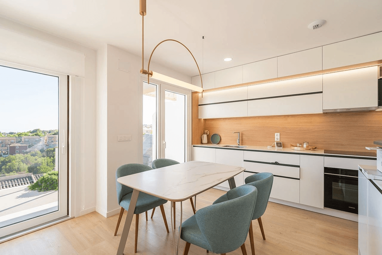 Maisons mitoyennes avec 4 chambres, 3 salles de bains, WC invités, vue sur la mer, climatisation, place de parking et piscine commune