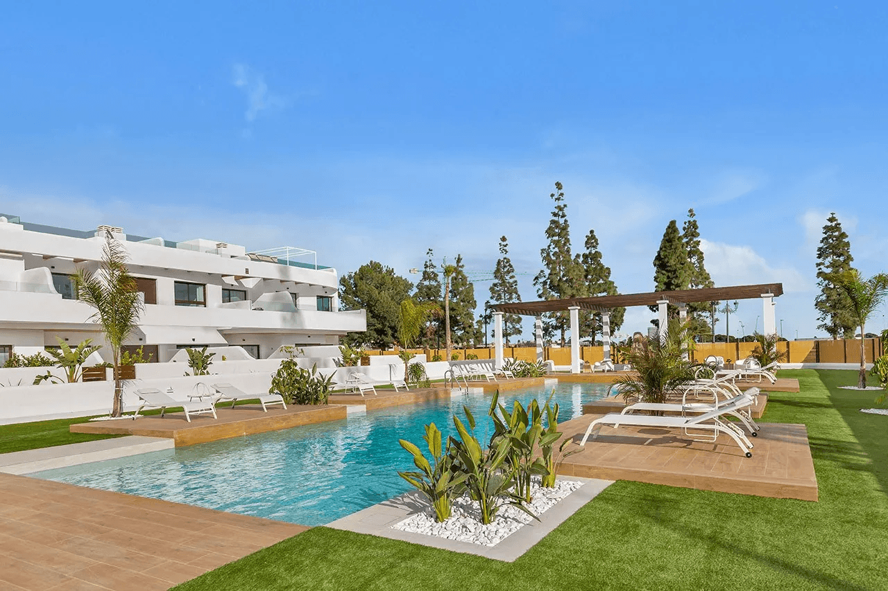 Apartamentos de 3 dormitorios y 2 baños con piscina comunitaria y parking privado junto al La Serena Golfresort