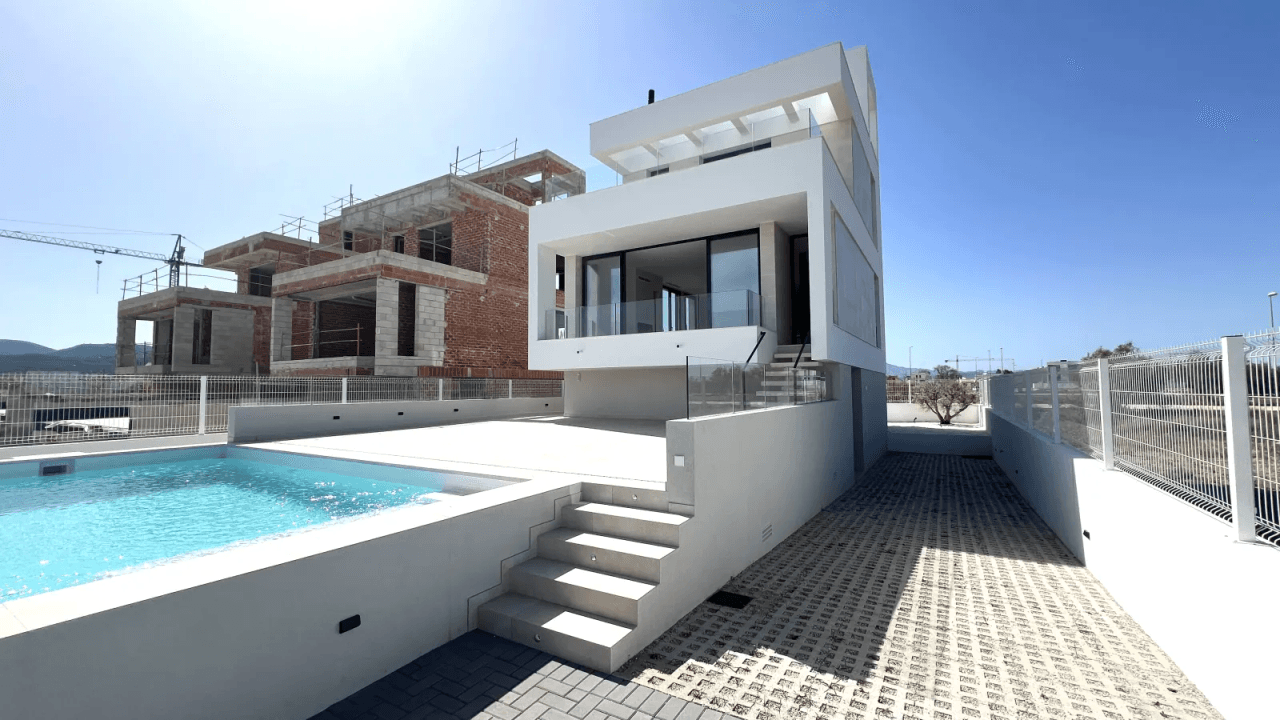 Villa de lujo de nueva construcción con acceso directo a la playa a poca distancia del puerto y del campo de golf.