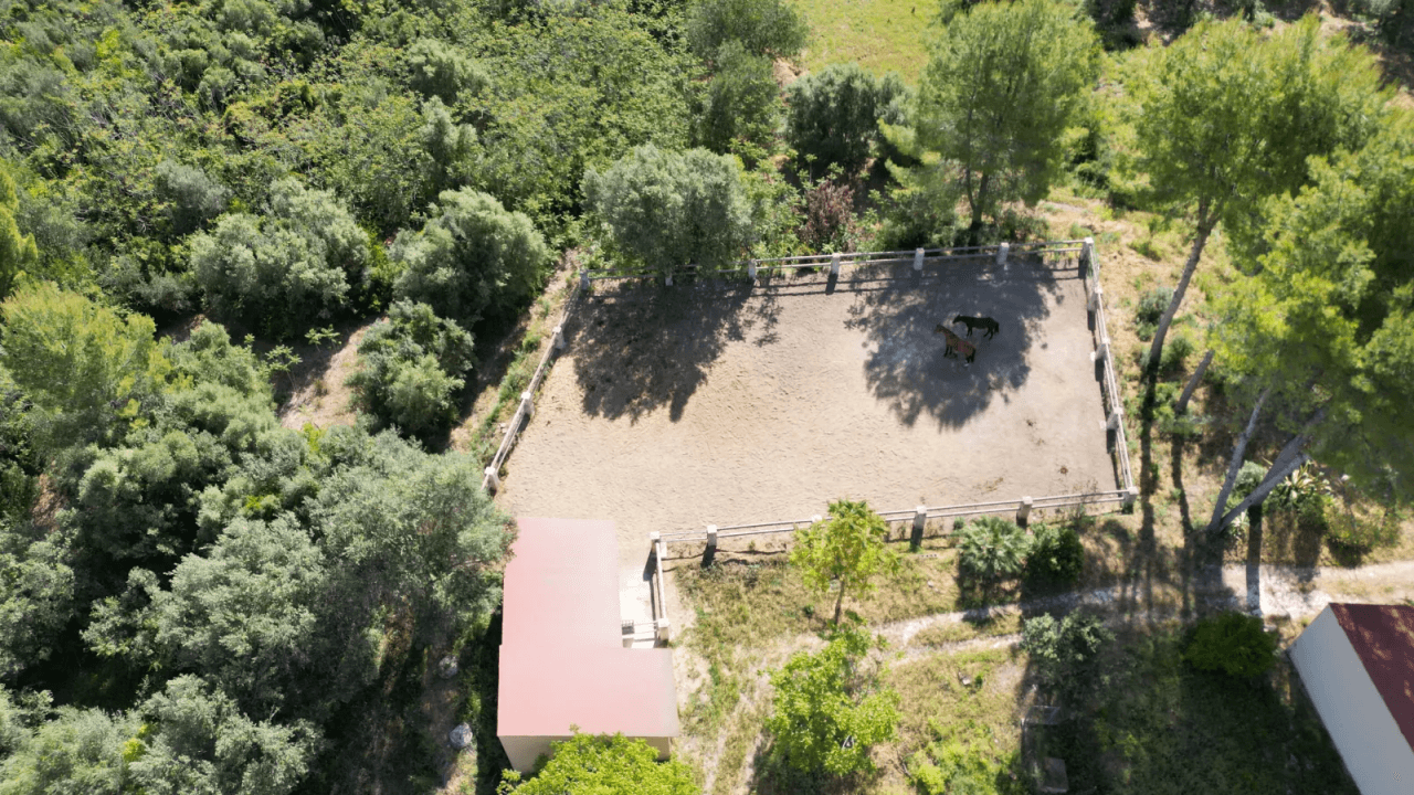 Le design canadien associé à l'ambiance espagnole. Pferdefinca dans la vallée de l'Orb, près de Denia.