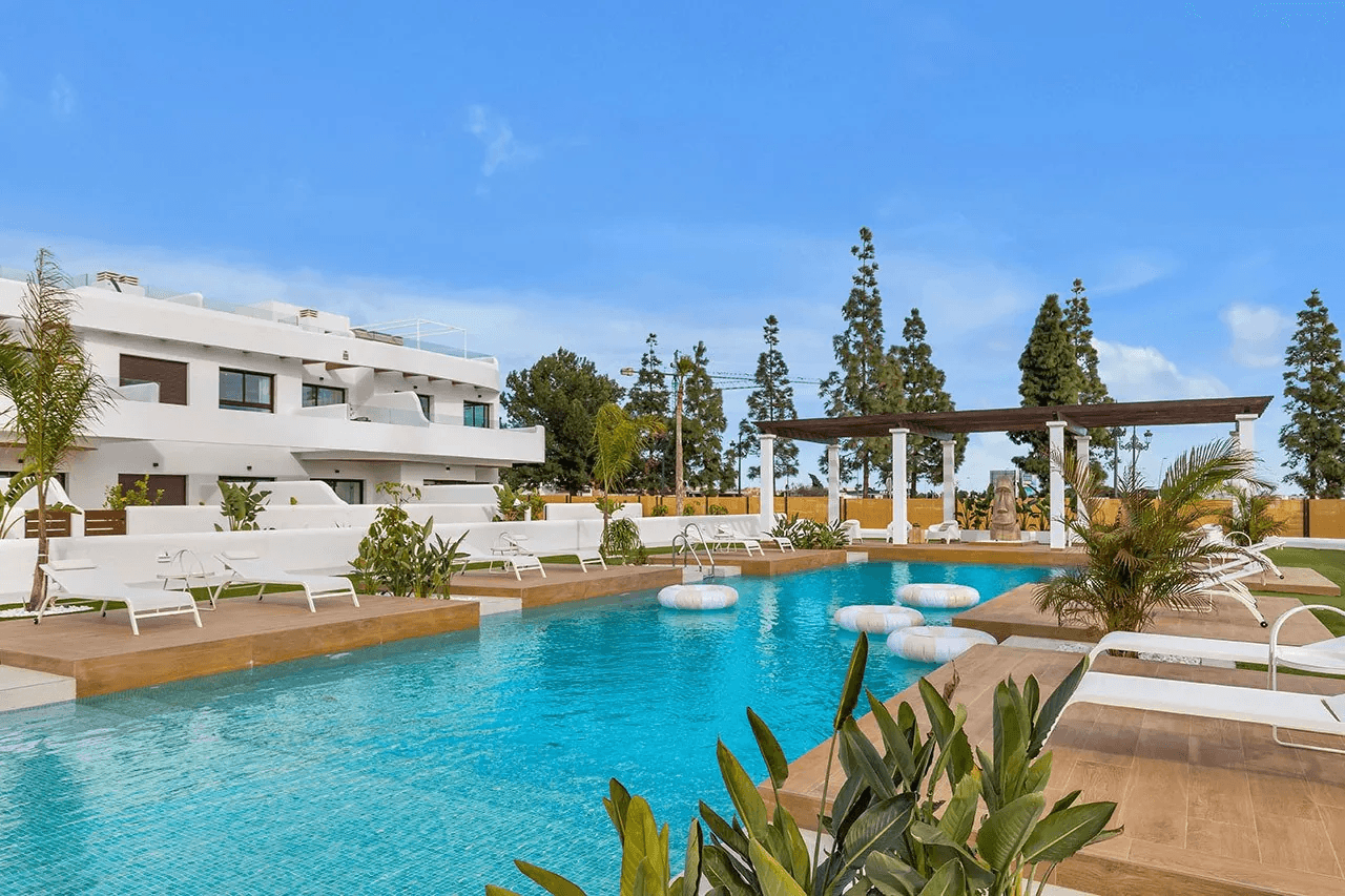 Áticos de 2 dormitorios y 2 baños con solárium, piscina comunitaria y parking privado junto al La Serena Golfresort