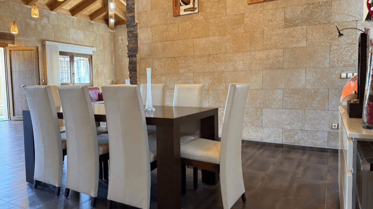 Villa exclusive de style méditerranéen alliant luxe, efficacité énergétique et matériaux haut de gamme.