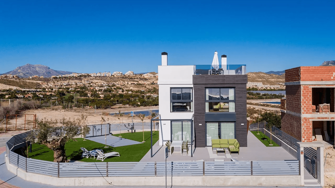 Merveilleuses villas avec 3 chambres, 3 salles de bain, toit-terrasse, vue sur la mer et piscine privée