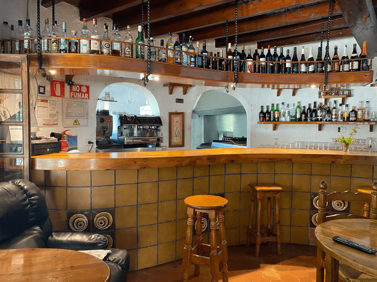 Restaurant avec piscine, grand terrain en excellent emplacement, maison, garage et plus.