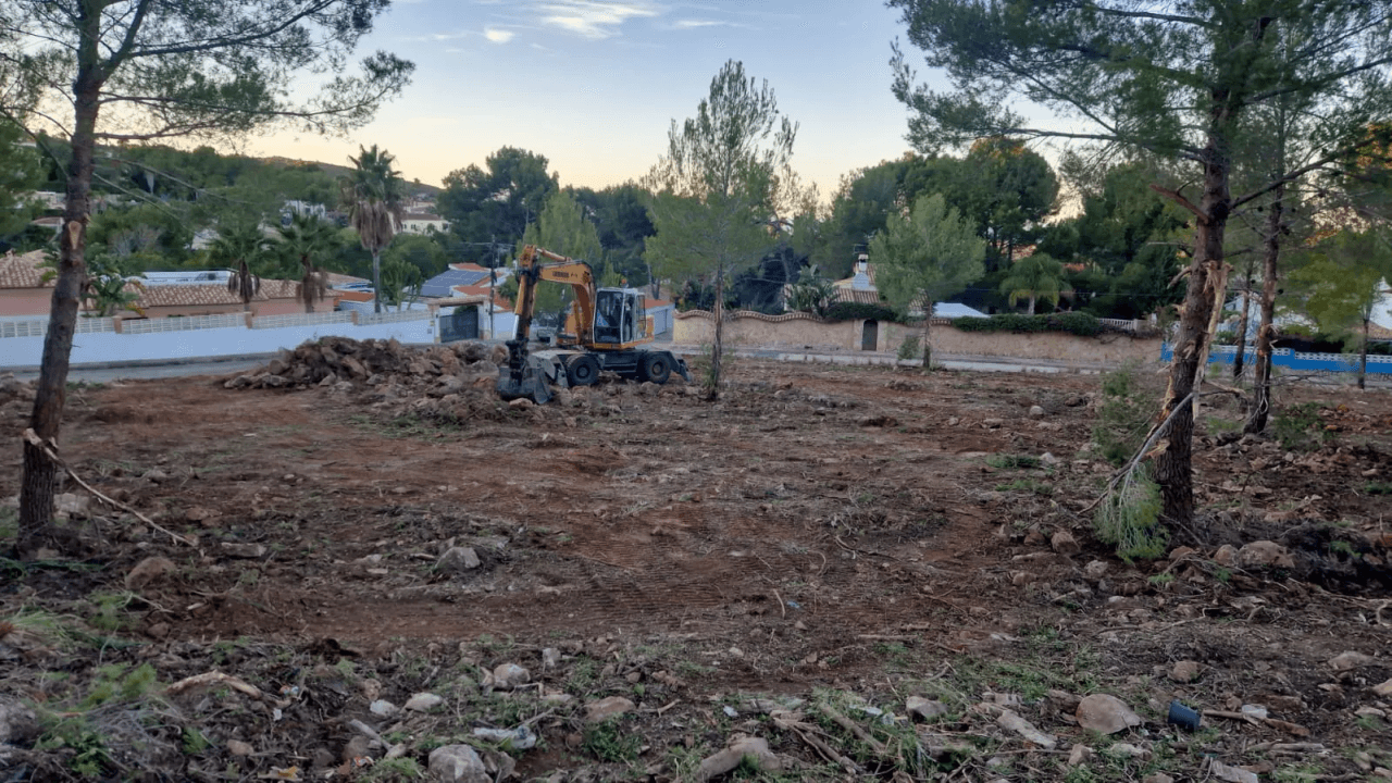 Sehr schönes Neubauprojekt im Ibiza Stil auf einem großen flachen Grundstück in Denia