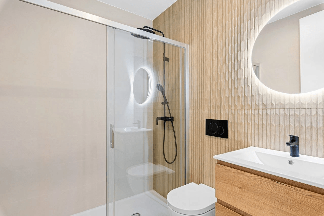 Appartements avec 4 chambres, 2 salles de bain, cuisine équipée moderne avec des appareils électriques et piscine communautaire