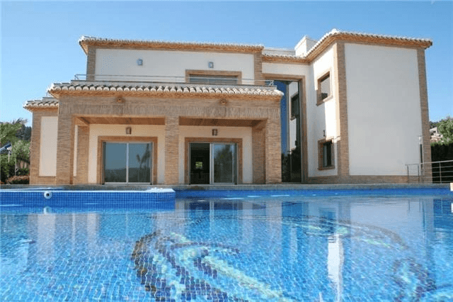 Neuwertige Luxusvilla, beste Qualität mit Überlaufpool, Gästewohnung, FH, Meersicht, Garage u.v.a.m.