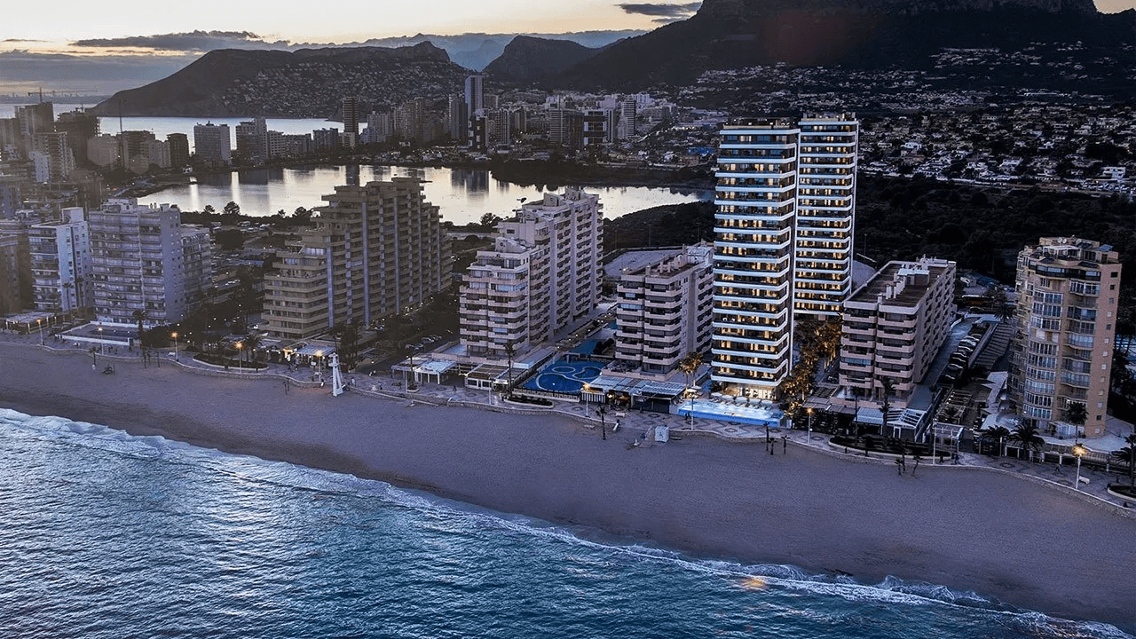 Appartements avec 3 chambres, 2 salles de bain, climatisation et vue sur la mer en première ligne de la plage