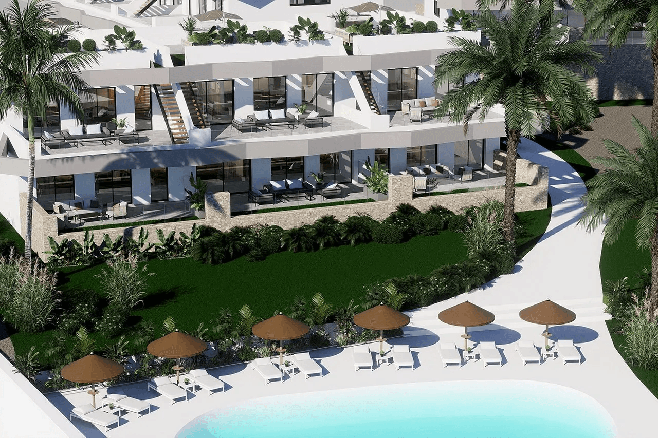 Appartements de 3 chambres au rez-de-chaussée avec 2 salles de bains, piscine communautaire et vue sur la mer