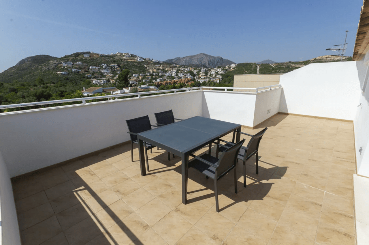 Superbe appartement duplex penthouse de 3 chambres dans un endroit calme avec vue imprenable sur le Monte Pego