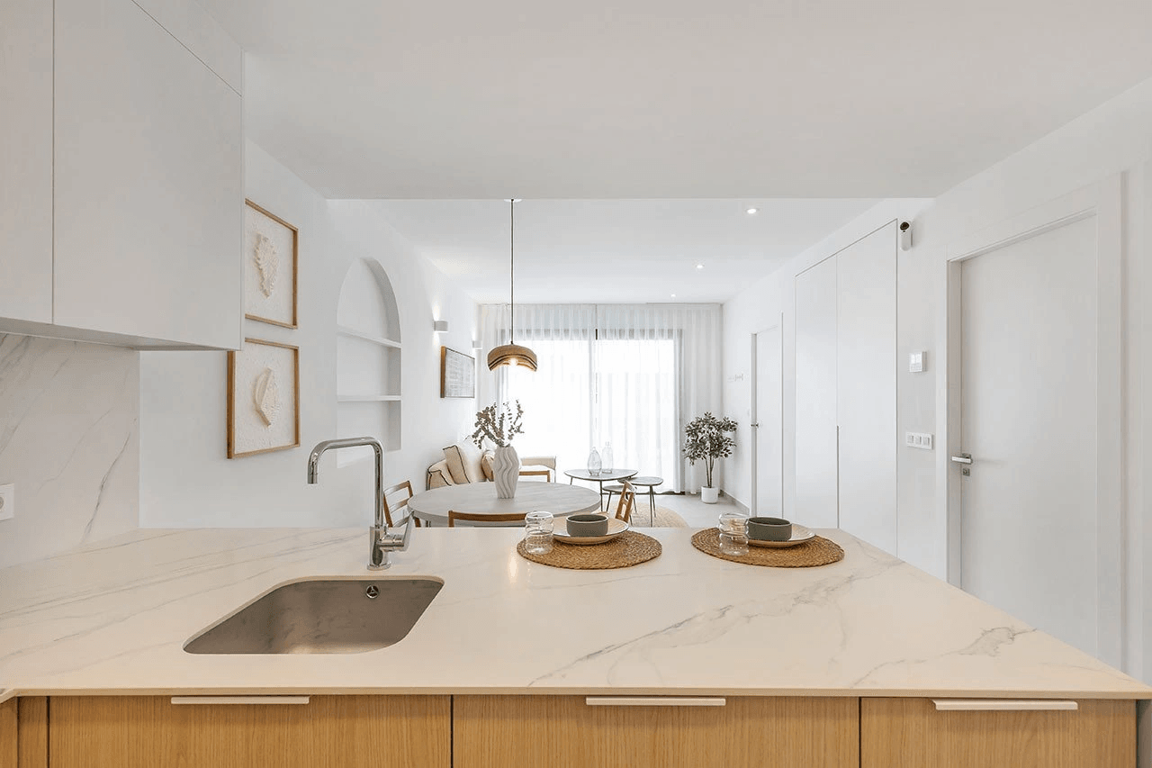 Áticos de 2 dormitorios y 2 baños con solárium, piscina comunitaria y parking privado junto al La Serena Golfresort