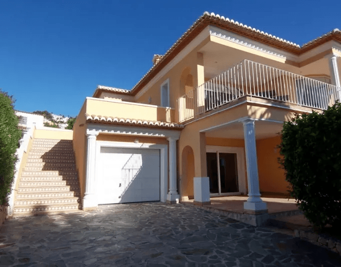 Neuere Villa mit 4 Schlafzimmer zu Verkaufen in Moraira