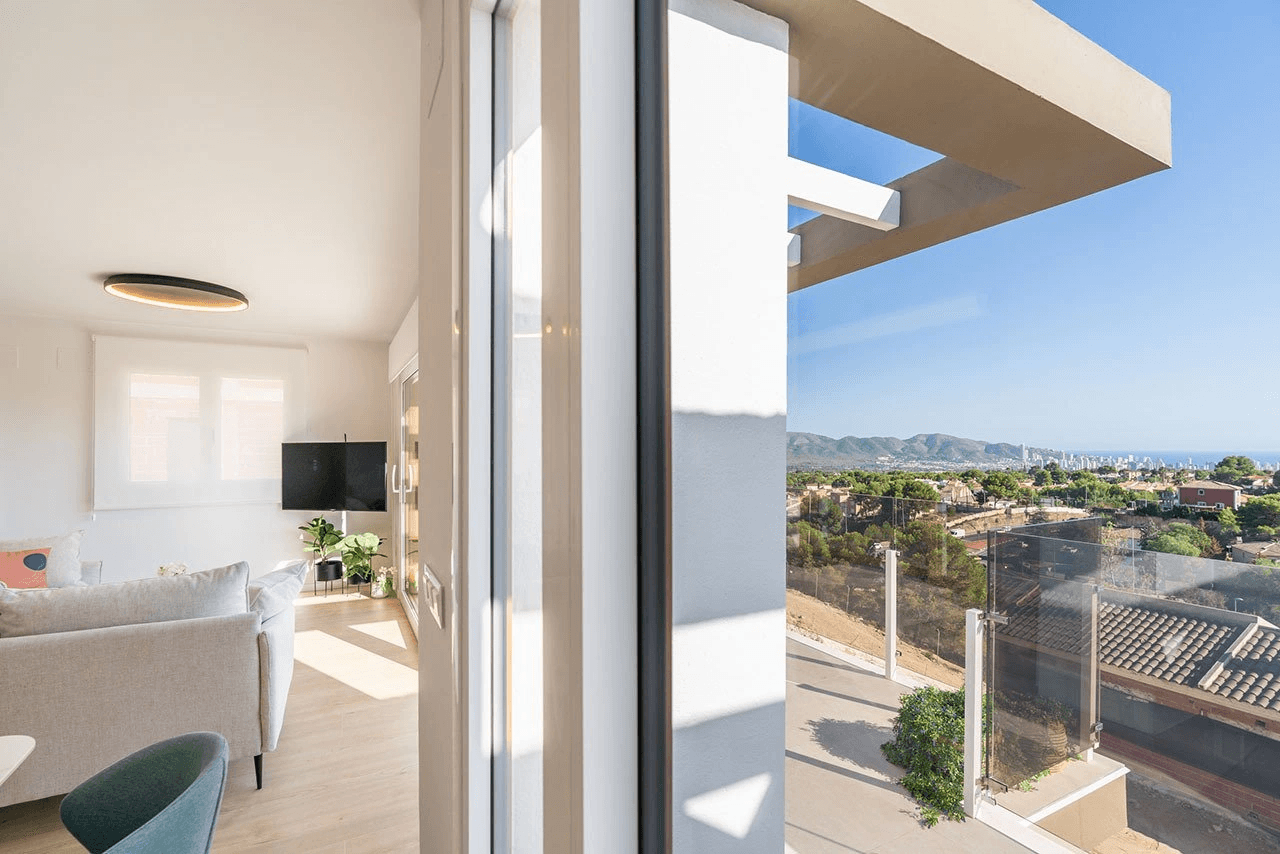 Maisons mitoyennes avec 4 chambres, 3 salles de bains, WC invités, vue sur la mer, climatisation, place de parking et piscine commune