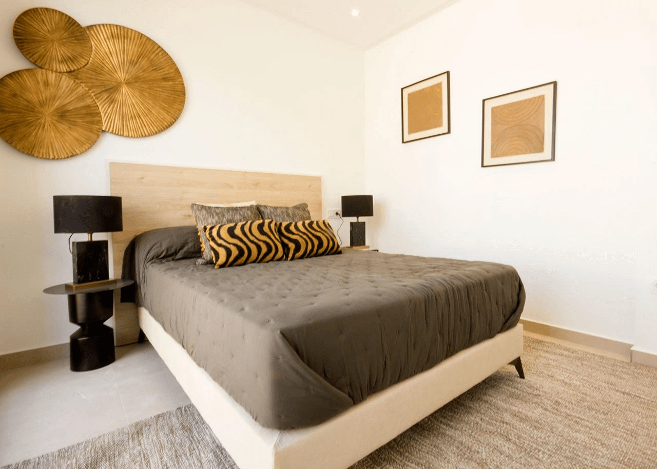 Appartements au dernier étage avec 3 chambres, 2 salles de bains, toit-terrasse, parking privé et piscine communautaire