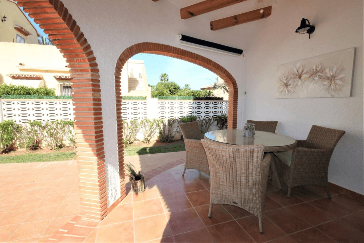 Schöne gepflegte Villa mit mediterranem Garten, großen Privatpool und Klimaanlagen
