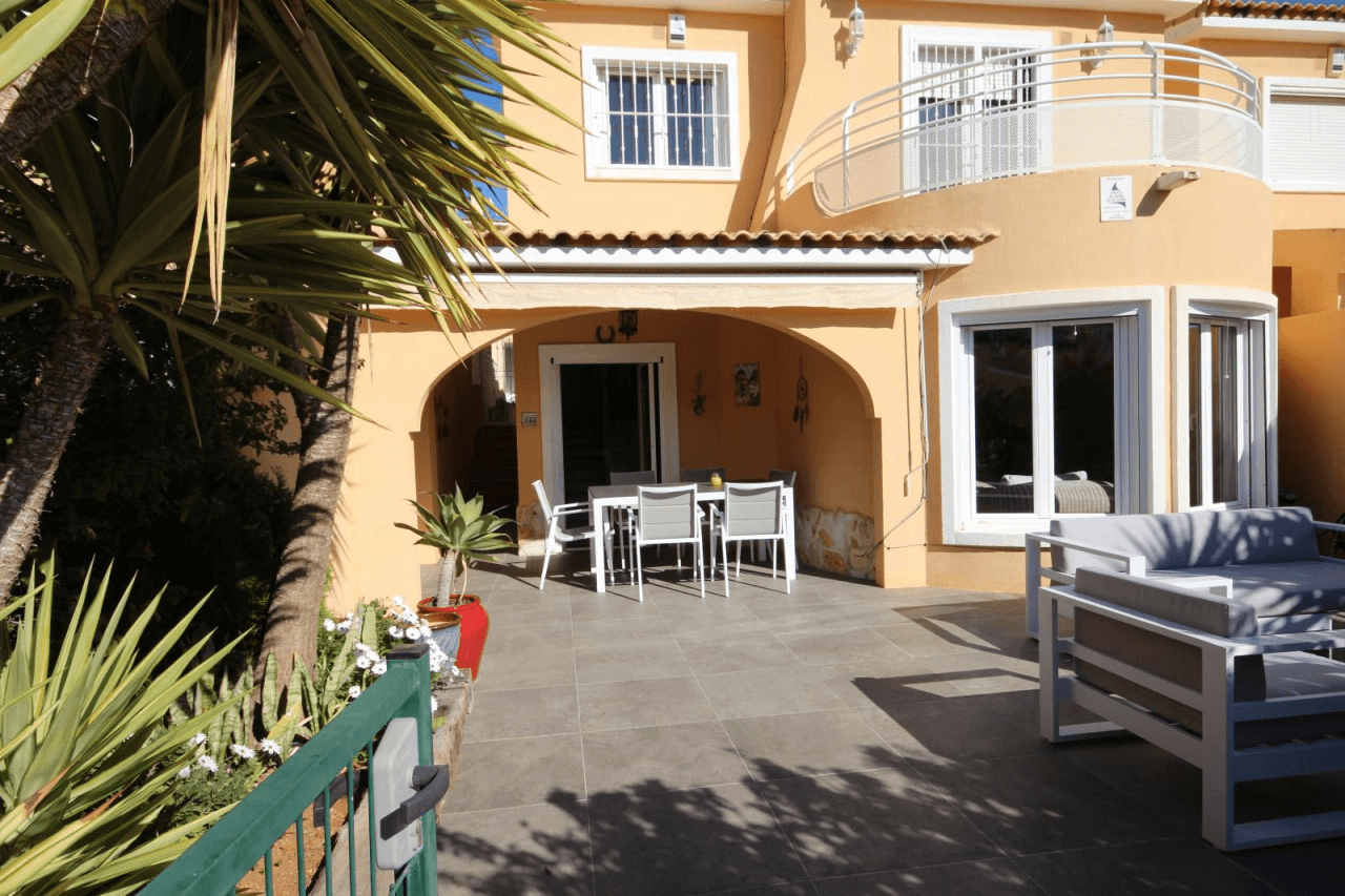 Jolie maison mitoyenne avec piscine à Gata de Gorgos