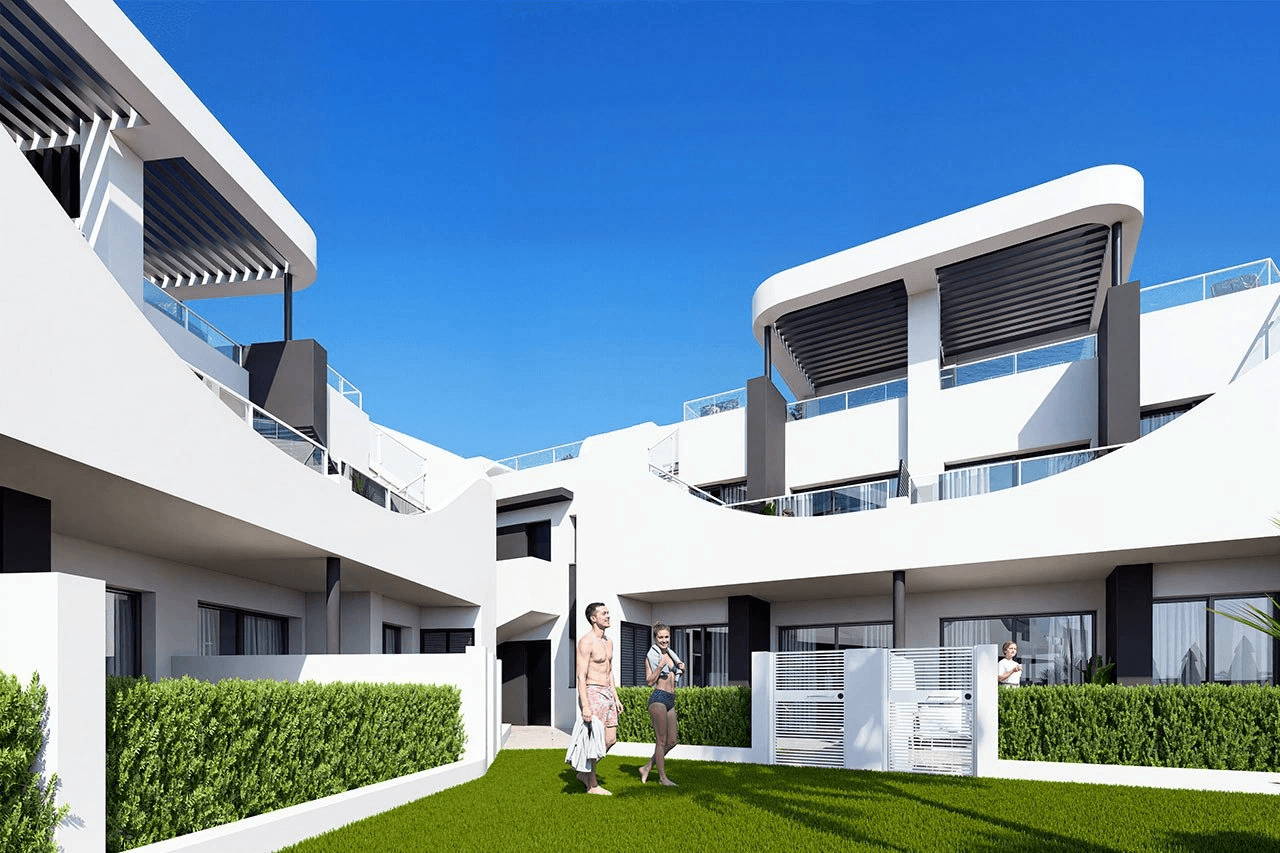 Appartements au dernier étage avec 3 chambres, 2 salles de bains, toit-terrasse, parking privé et piscine communautaire