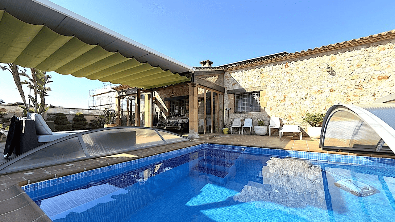 Villa exclusive de style méditerranéen alliant luxe, efficacité énergétique et matériaux haut de gamme.