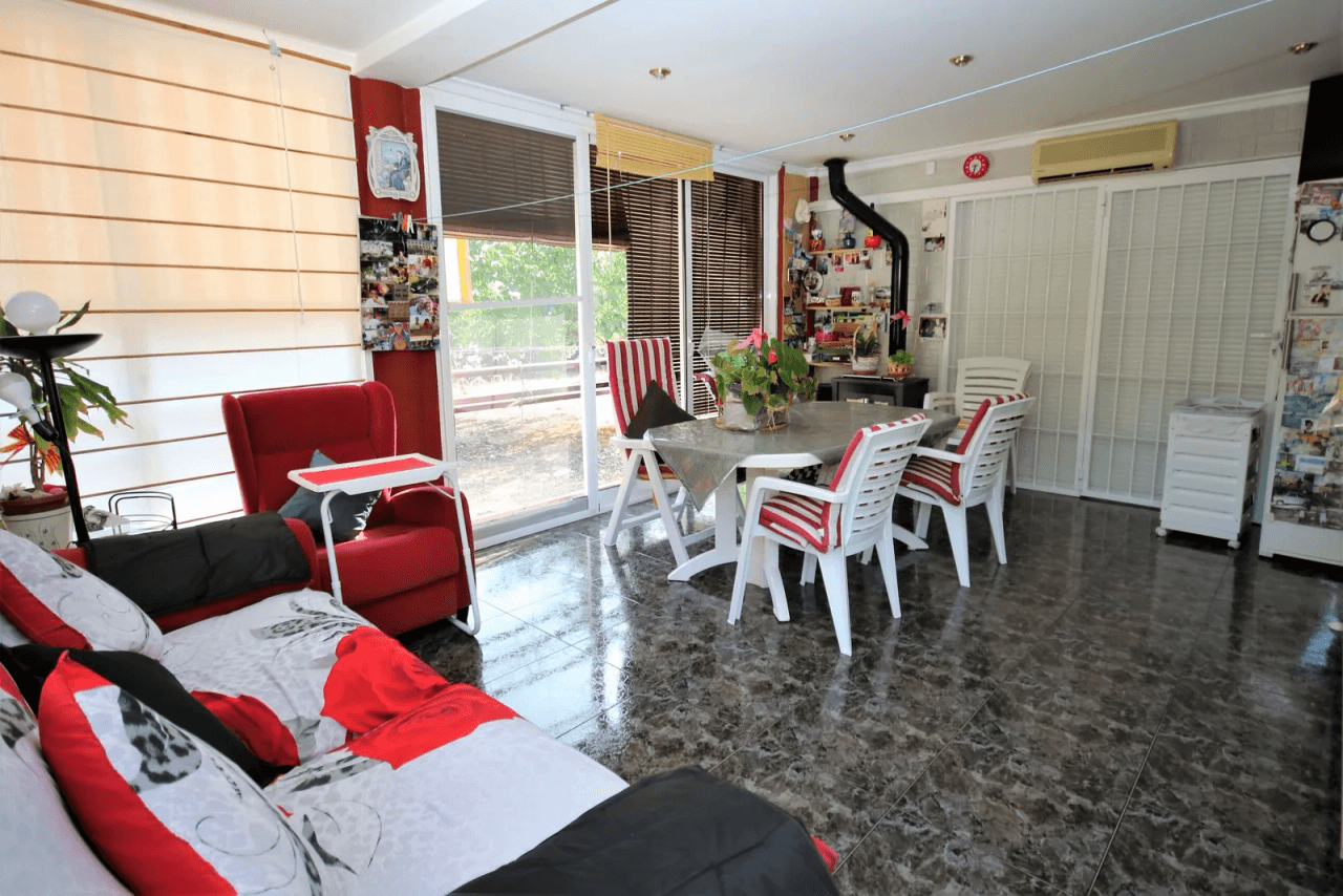 Magnifique villa de 4 chambres avec grande piscine sur un terrain très privé et proche de la plage.