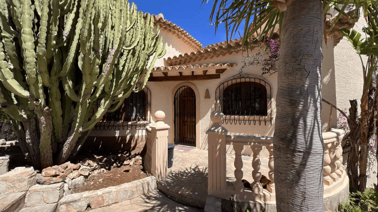 Villa ensoleillée avec grand jardin à Marquesa V à Dènia.