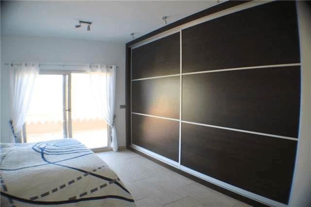 Villa de luxe en parfait état, avec piscine débordante, appartement d‘invité, FH, vue mer, garage et beaucoup plus.